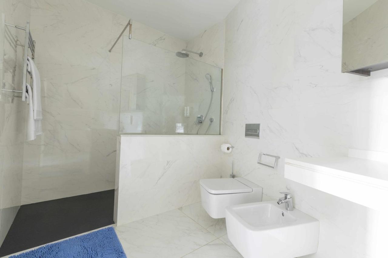 The Clock House Luxury Urban Suites Малага Номер фото